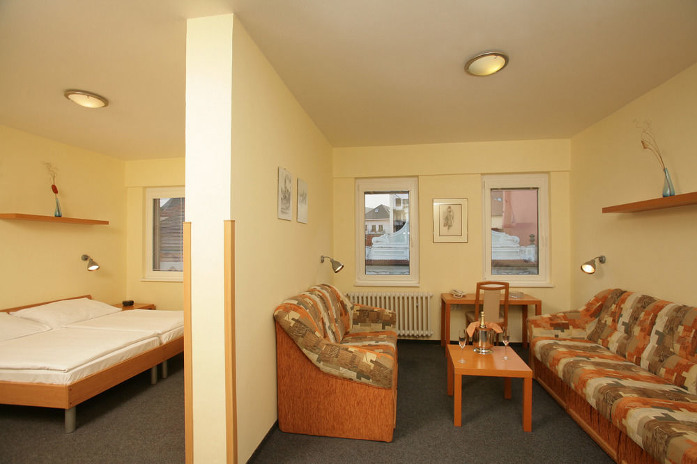 Lh Hotel Medinek Old Town Kutna Hora Ngoại thất bức ảnh